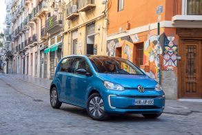 volkswagen e up eletrico azul frente em cidade europeia