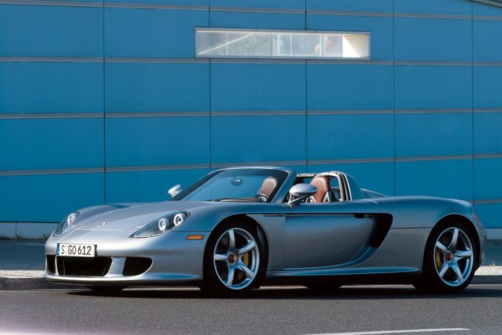 porsche carrera gt prata frente parado