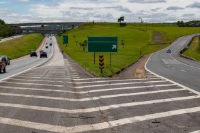 shutterstock marcas de canalizacao brancas em bifurcacao de rodovia vistas de frente durante o dia