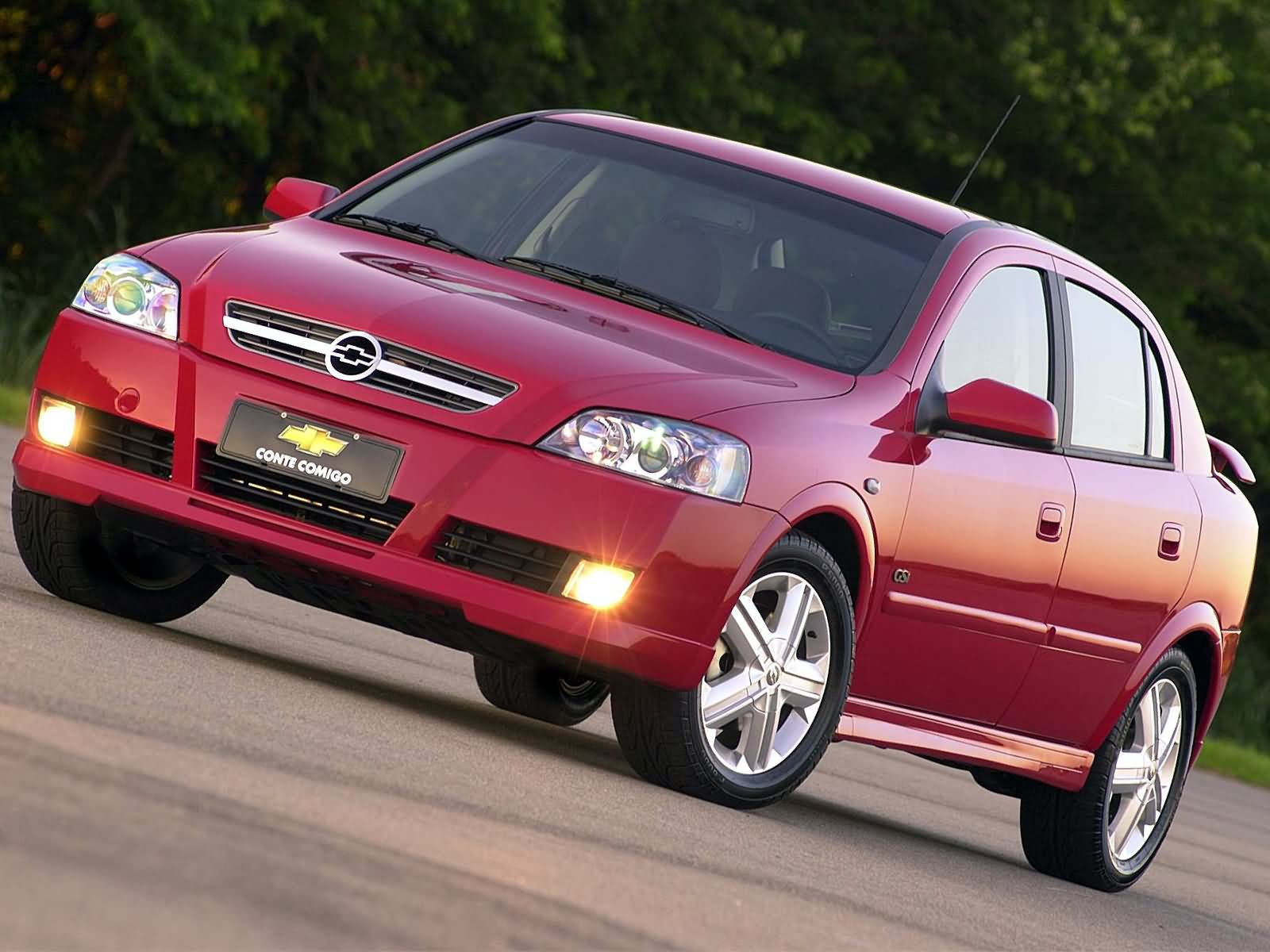 chevrolet astra gsi 16v 2003 vermelho frente parado com farol de neblina aceso