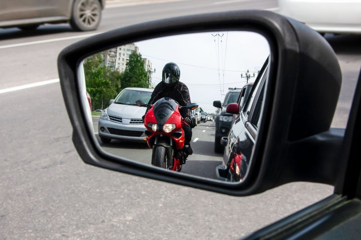 moto em retrovisor de carro