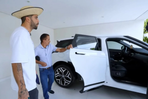 manoel gomes caneta azul e pedro scoobyl land rover range rover branca