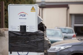 carregador de carro eletrico quebrado foto rafal bloch shutterstock