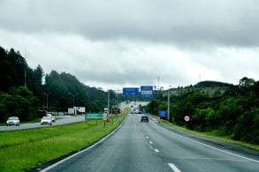 pedagio na rodovia regis bittencourt foto dado photos shutterstock