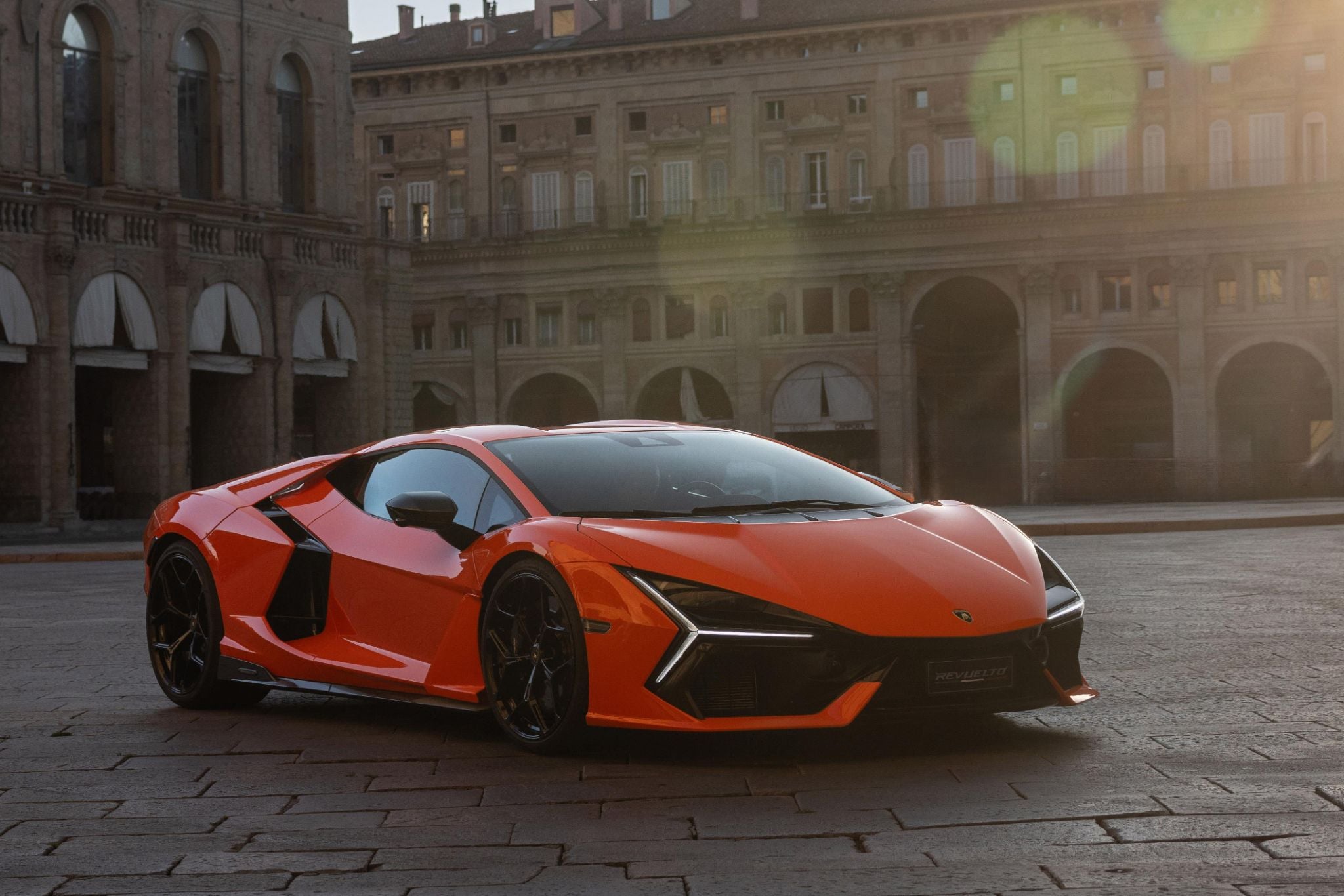 lamborghini revuelto laranja frente parado