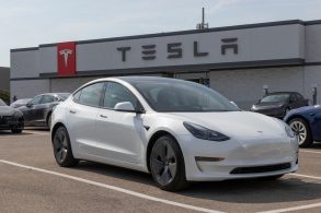 shutterstock tesla model s branco dianteira parado emestacionamento de loja da tesla