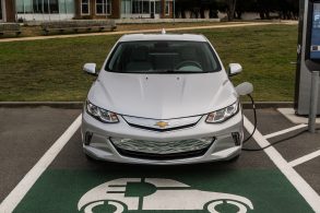 chevrolet volt lt prata frente parado em posto de recarga