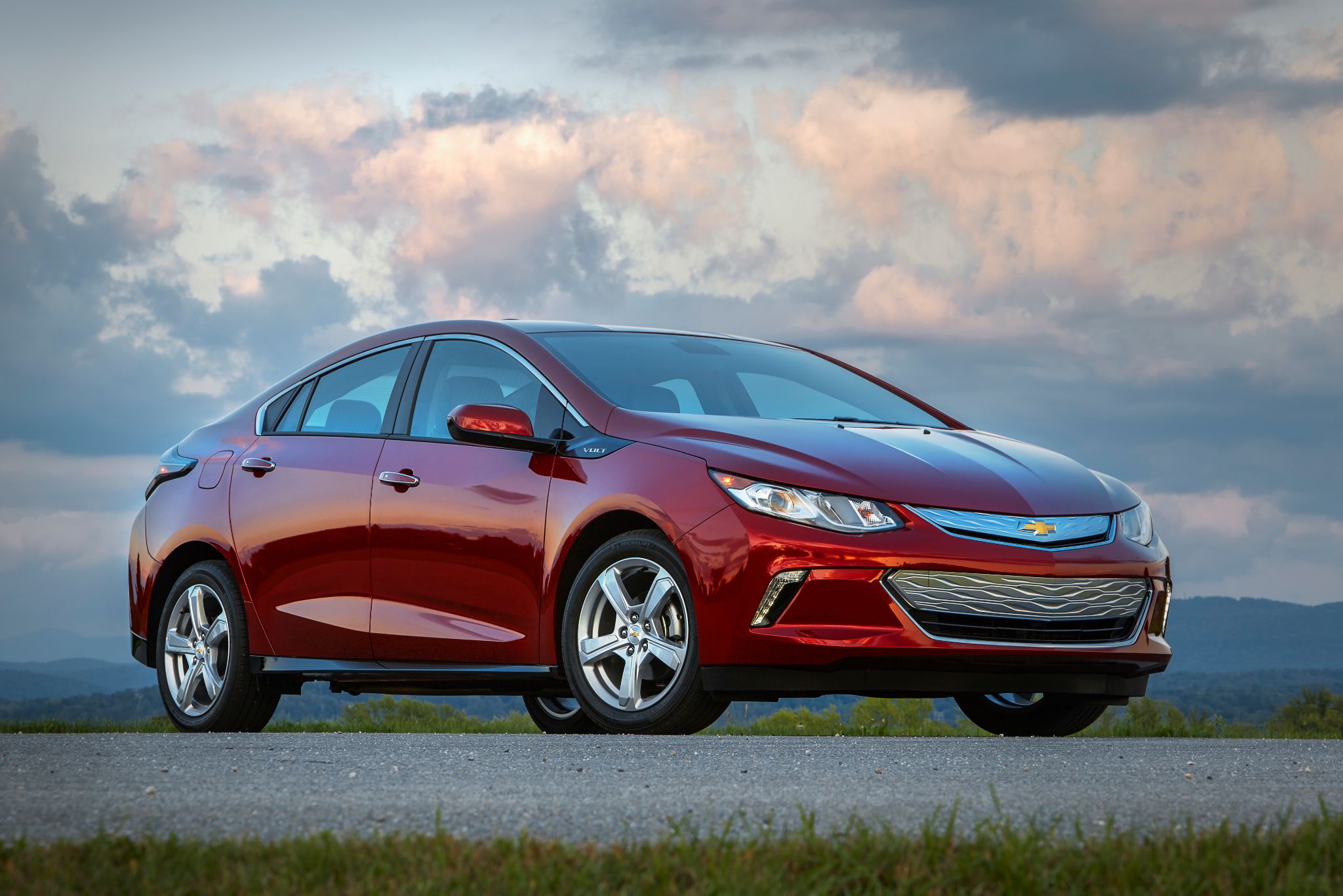 chevrolet volt lt vermelho frente parado