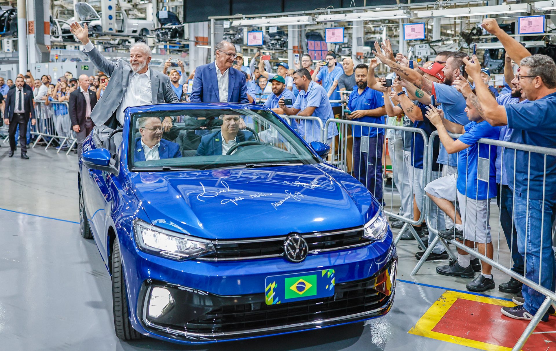 lula e geraldo alckmin desfilam em virtus conversivel fabrica vw 1