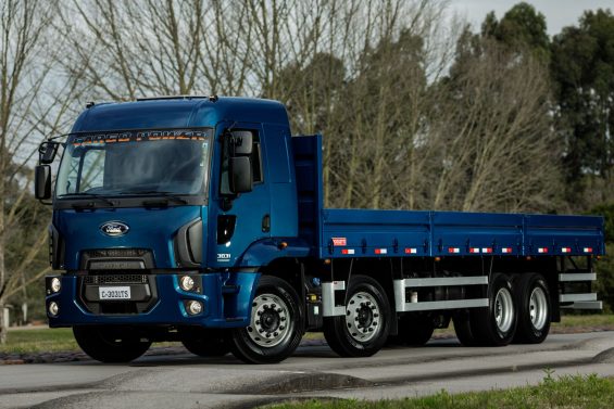 ford cargo 3031 8x2 azul frente parado