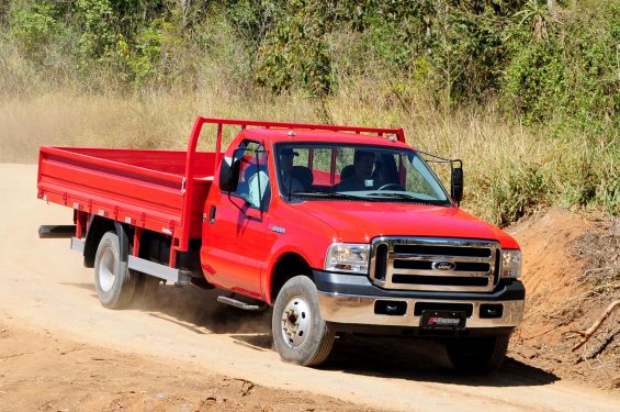 ford f 4000 vermelho frente em estrada de terra