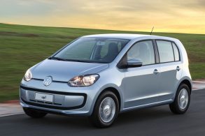 volkswagen up high prata frente em movimento