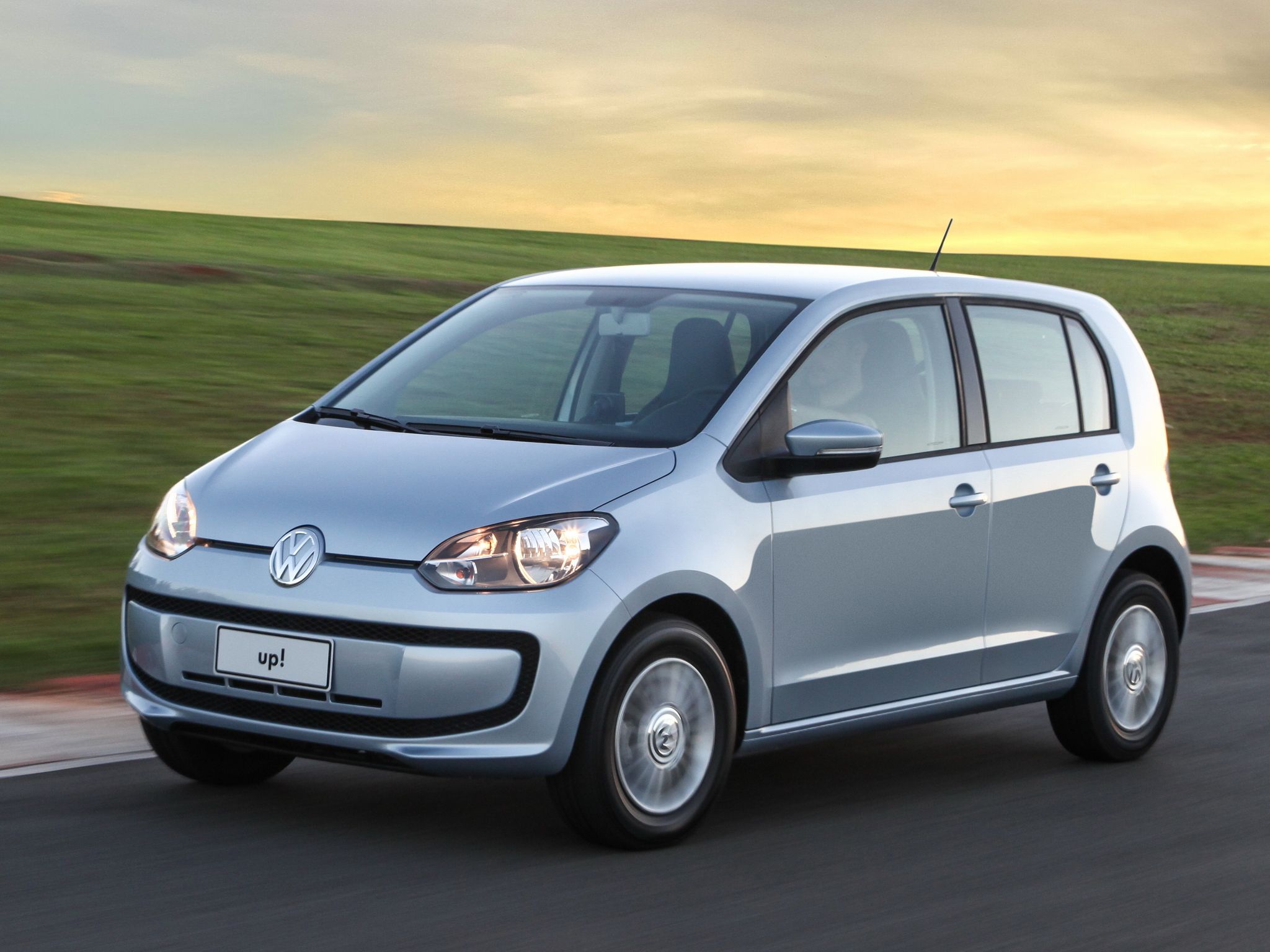 volkswagen up high prata frente em movimento