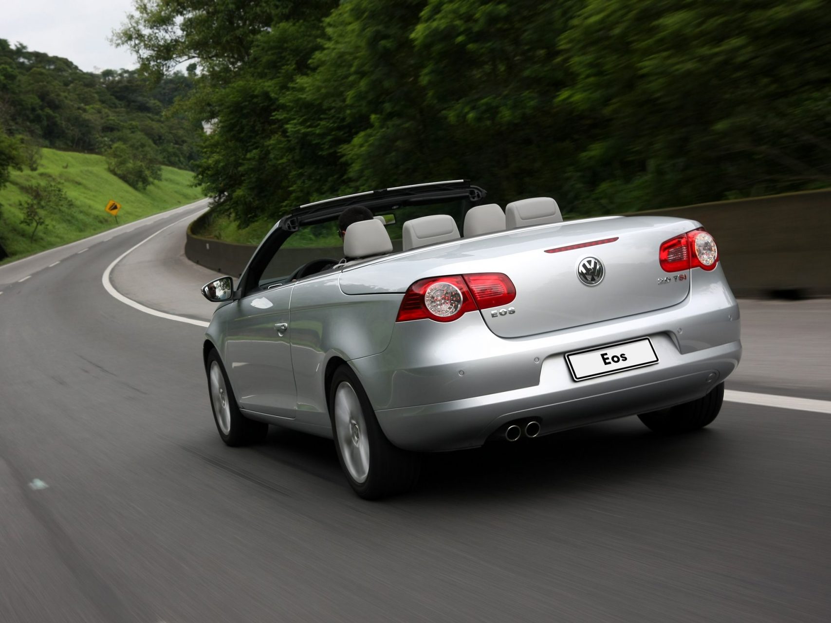 volkswagen eos 2006 prata traseira em moviemnto