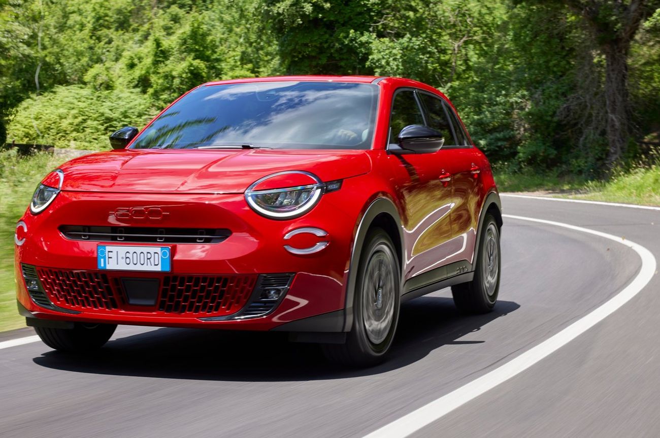 Una Fiat 600e rossa avanza lungo la strada