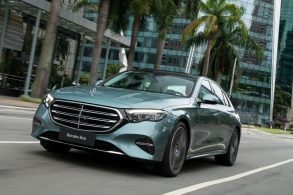 mercedes benz e300 exclusive 2024 verde frente em moviemnto