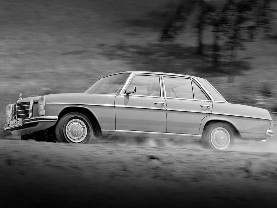 mercedes benz 240 d 3 0 w115 lateral em movimento