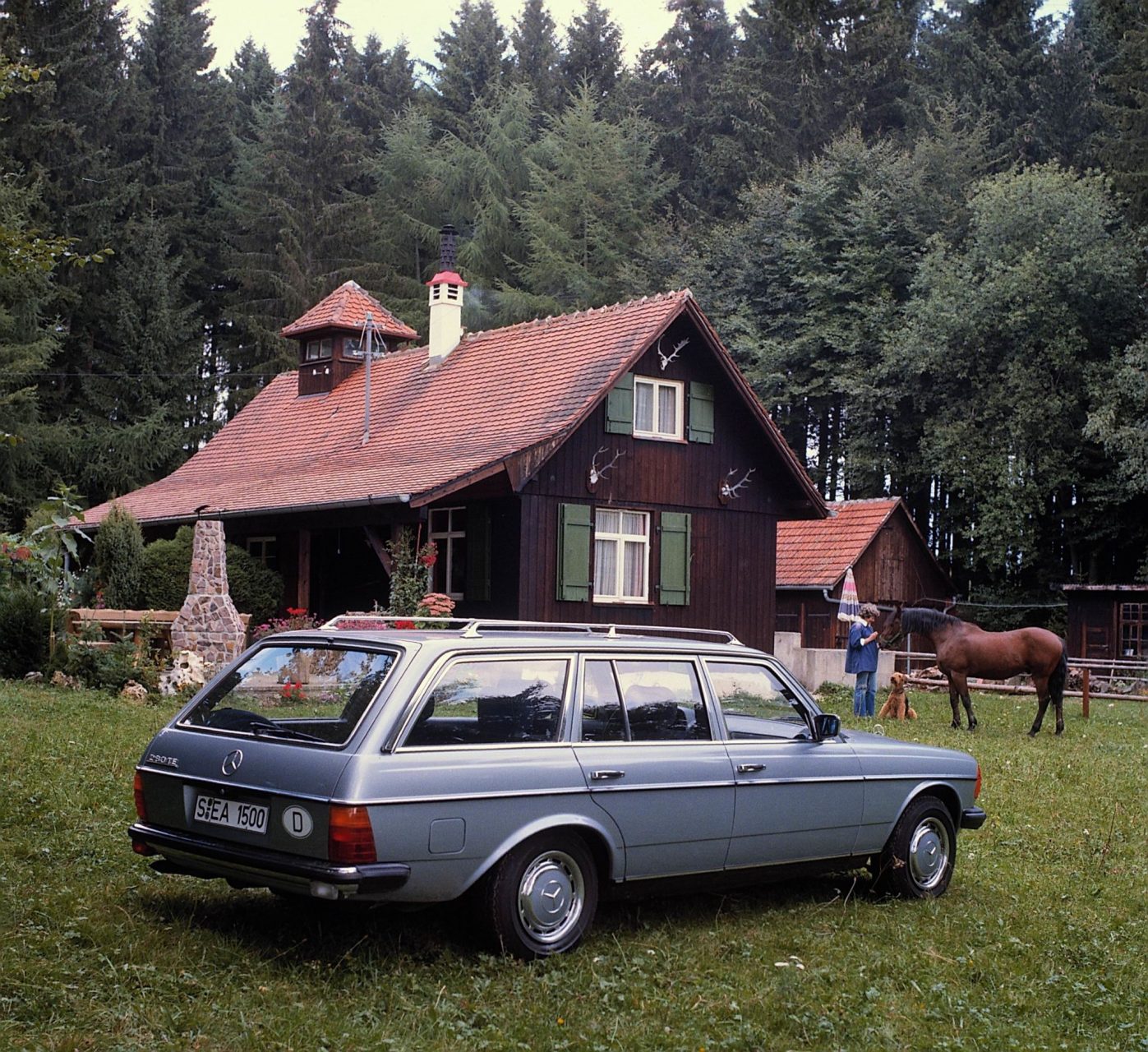 mercedes benz 280 te cinza traseira parada