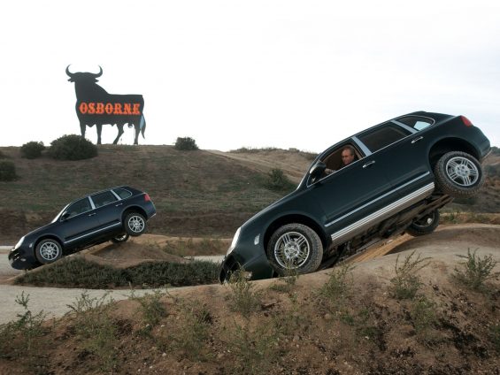 porsche cayenne primeira geracao fazendo trilha