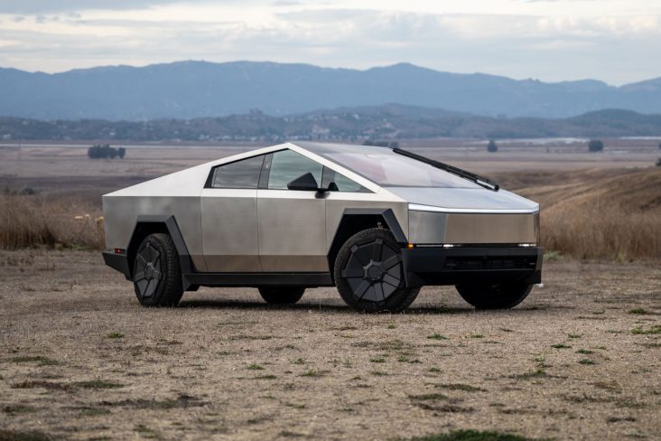 tesla cybertruck frente parada em deserto