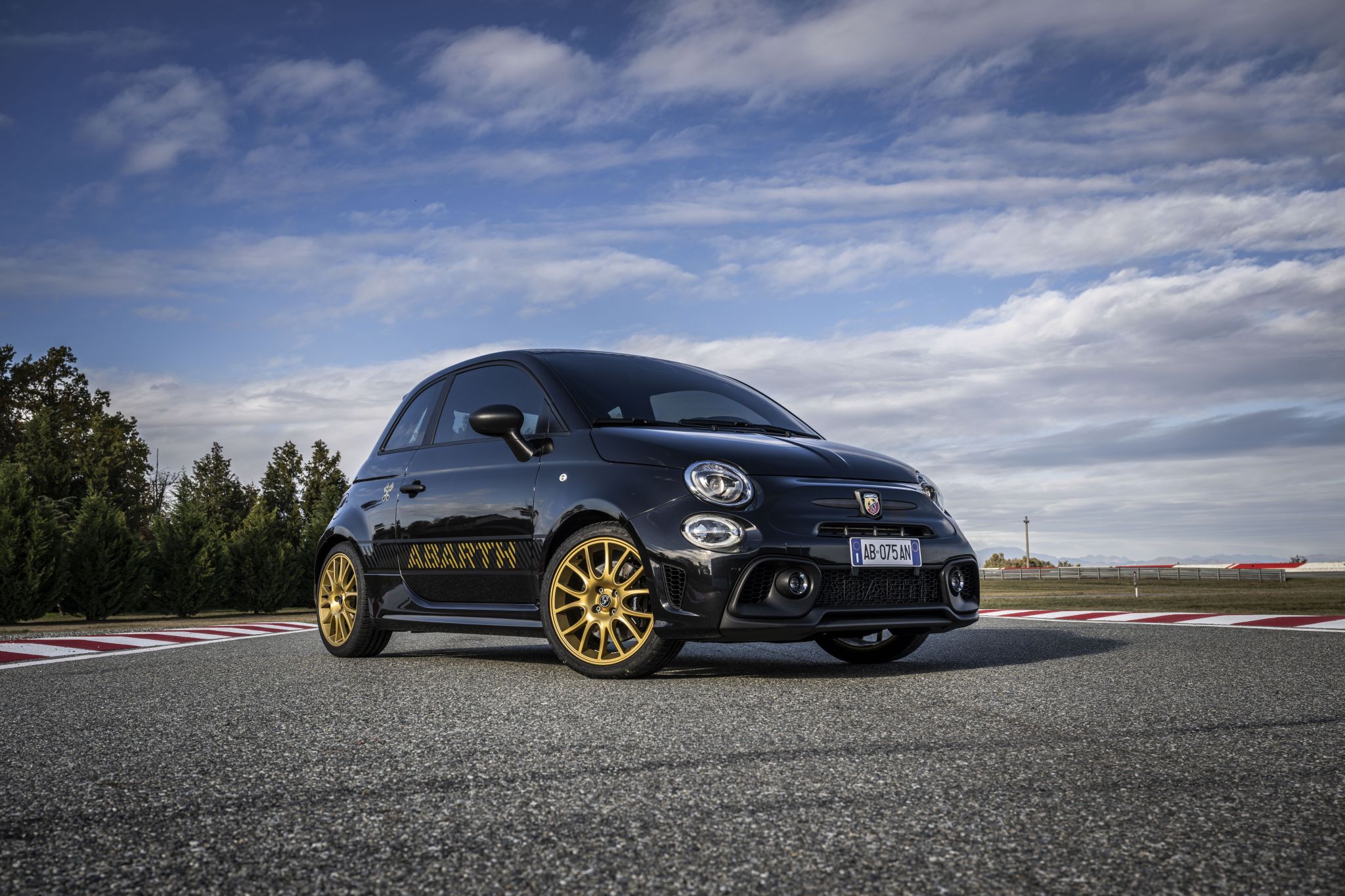 abarth 695 75 anniversario frente parado em pista