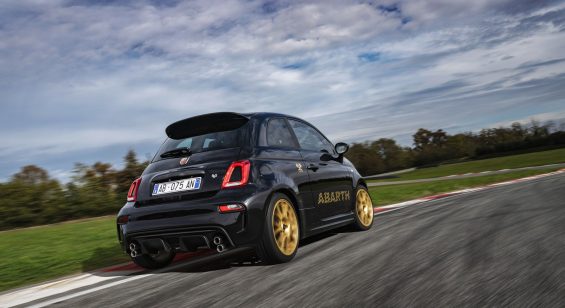 abarth 695 75 anniversario traseira em movimento