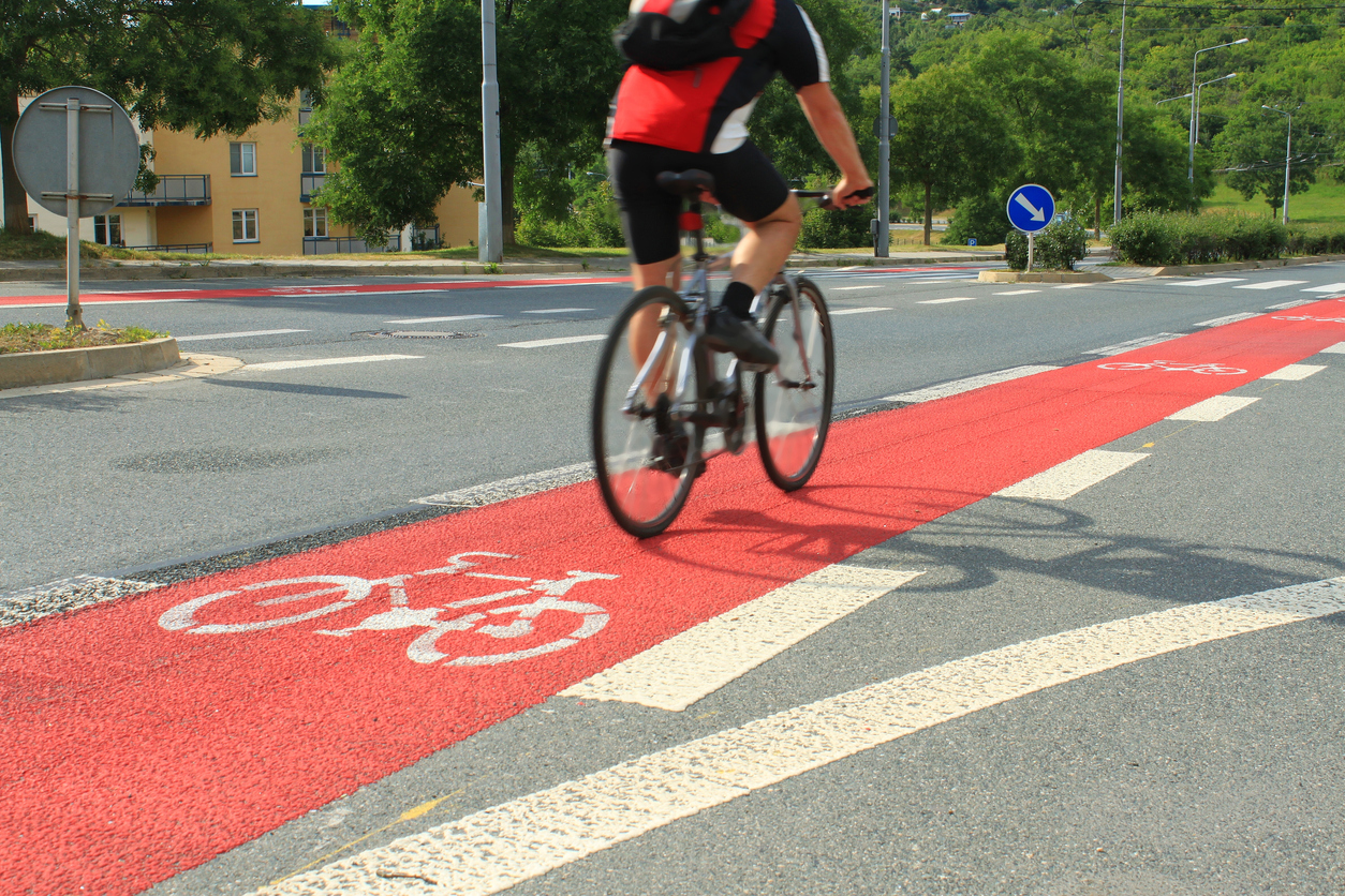 istock ciclofaixa junto a pista de rolamento