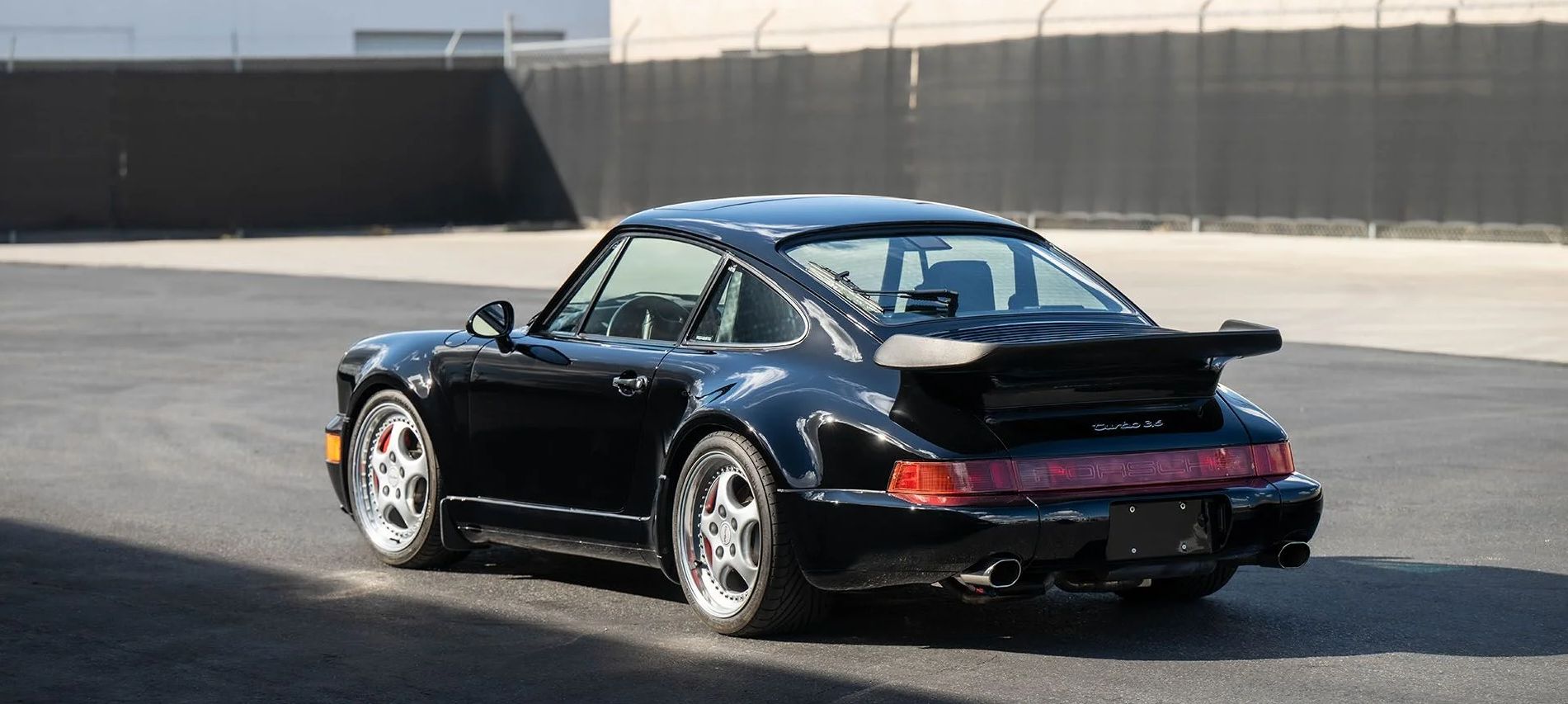 porsche 911 964 turbo 36 s preto 1994 traseira e lateral