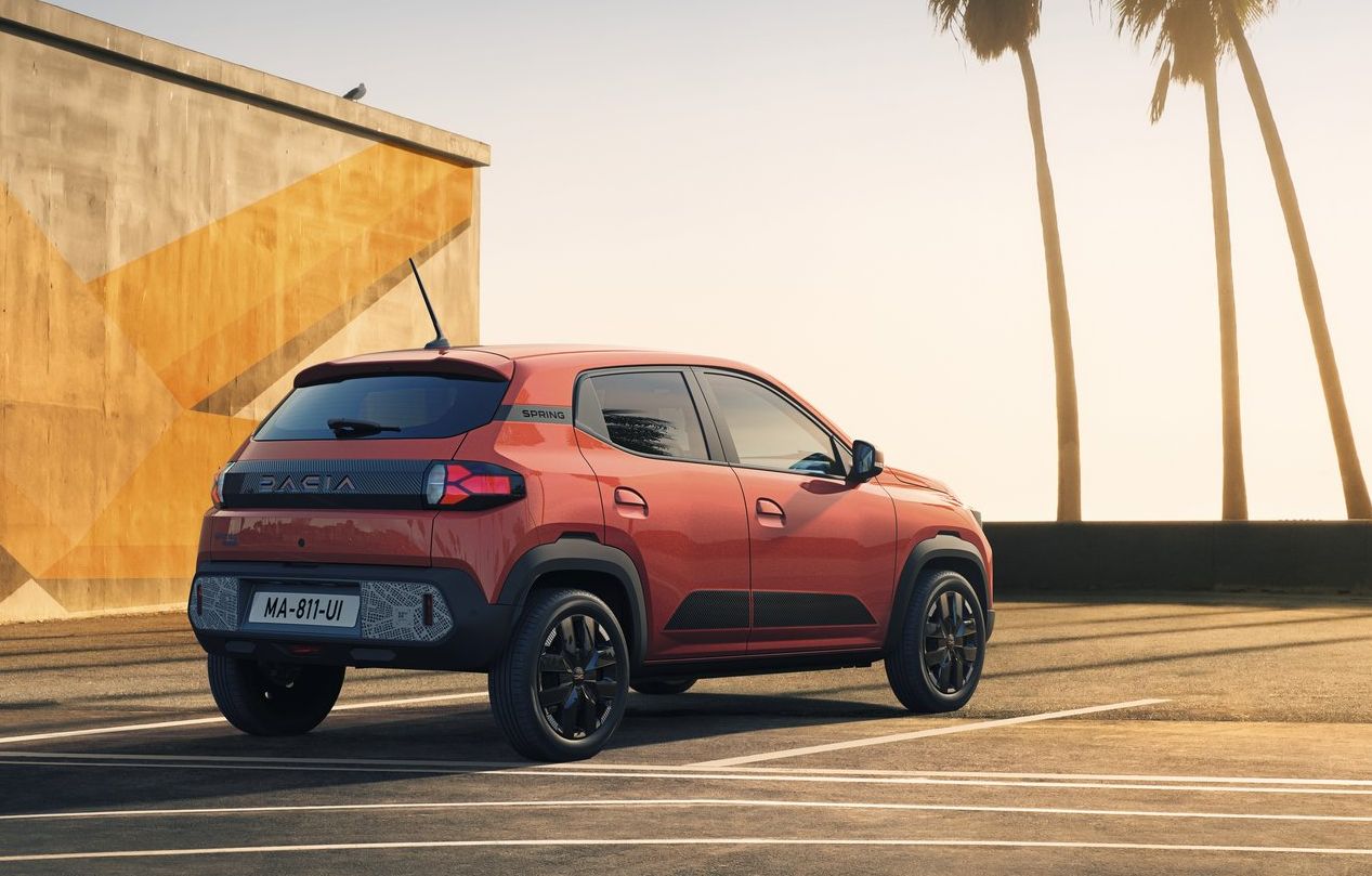 dacia spring 2024 laranja traseira e lateral