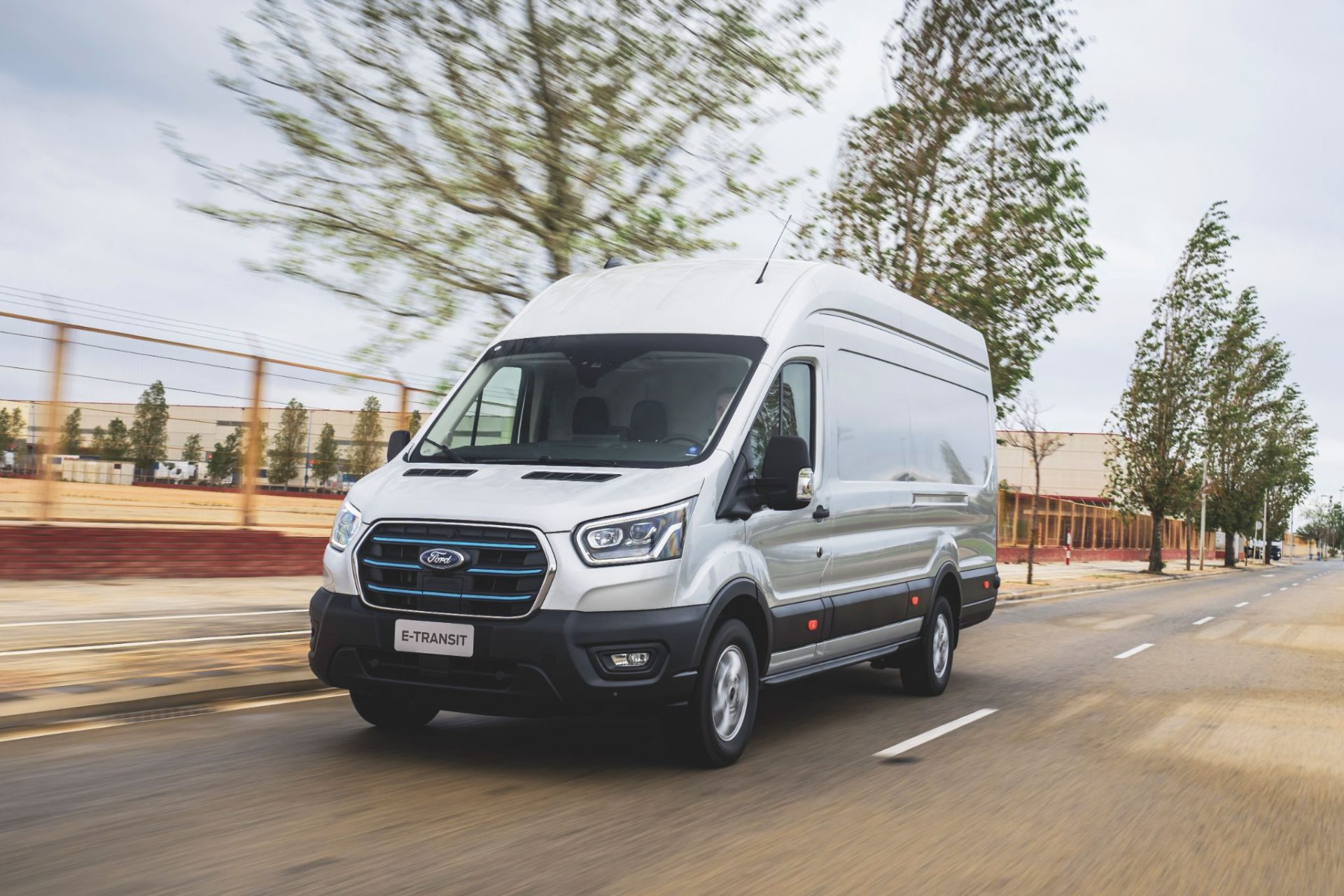 ford e transit furgao l4h3 branco frente em movimento