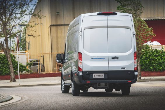 ford e transit furgao l4h3 branco traseira parado