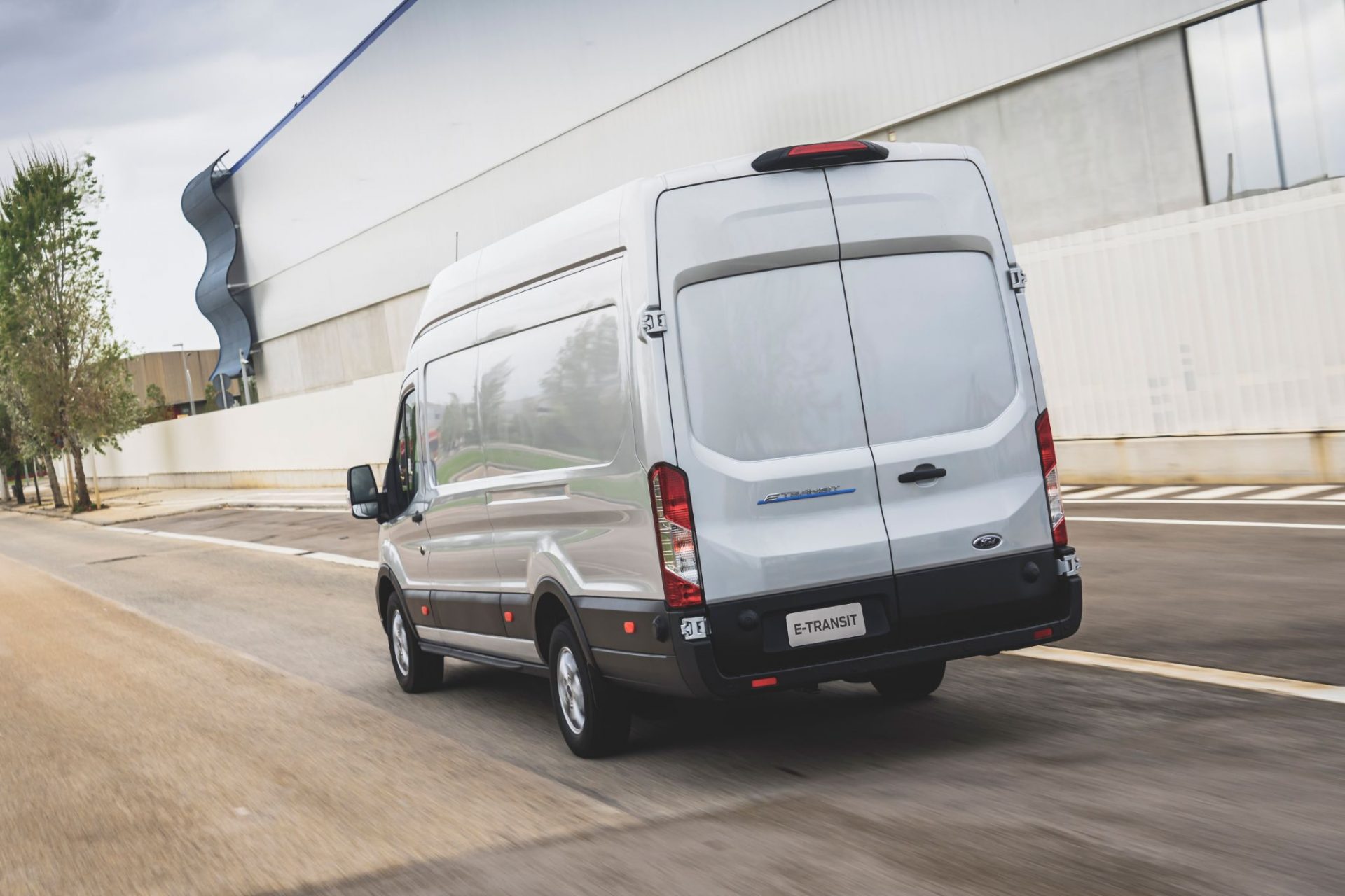 ford e transit furgao l4h3 traseira em movimento