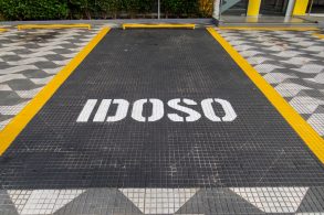 vaga estacionamento com pintura indicando palavra idoso em branco shutterstock