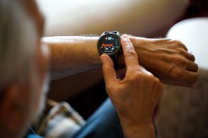 homem usando smartwatch shutterstock