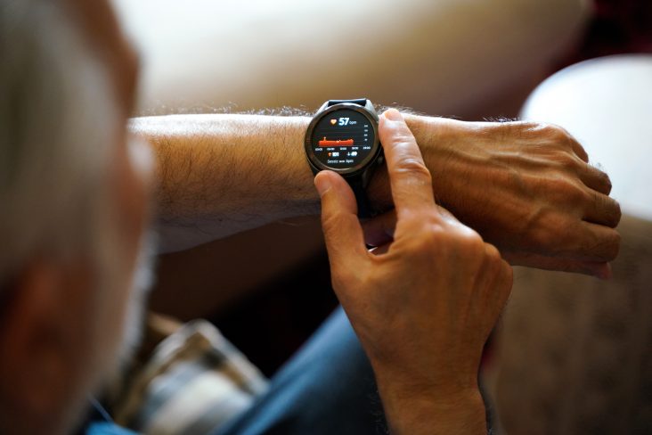 homem usando smartwatch shutterstock