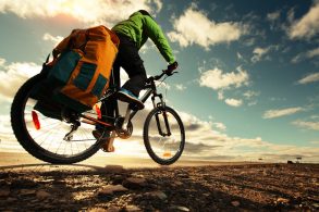 cicloturismo sozinho de bicicleta foto shutterstock