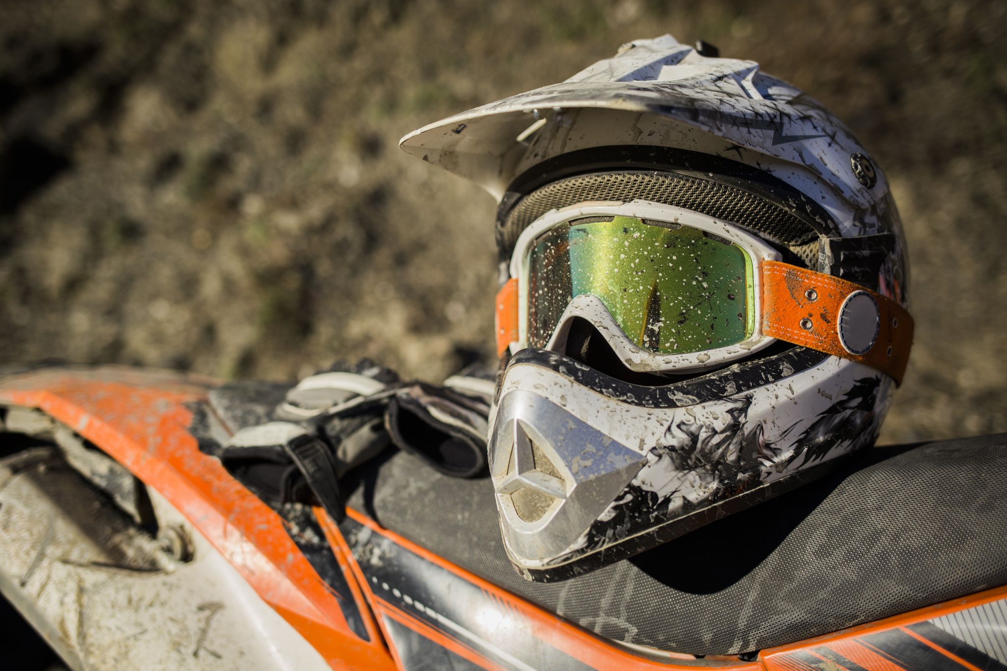 capacete aberto motocross oculos de motociclista