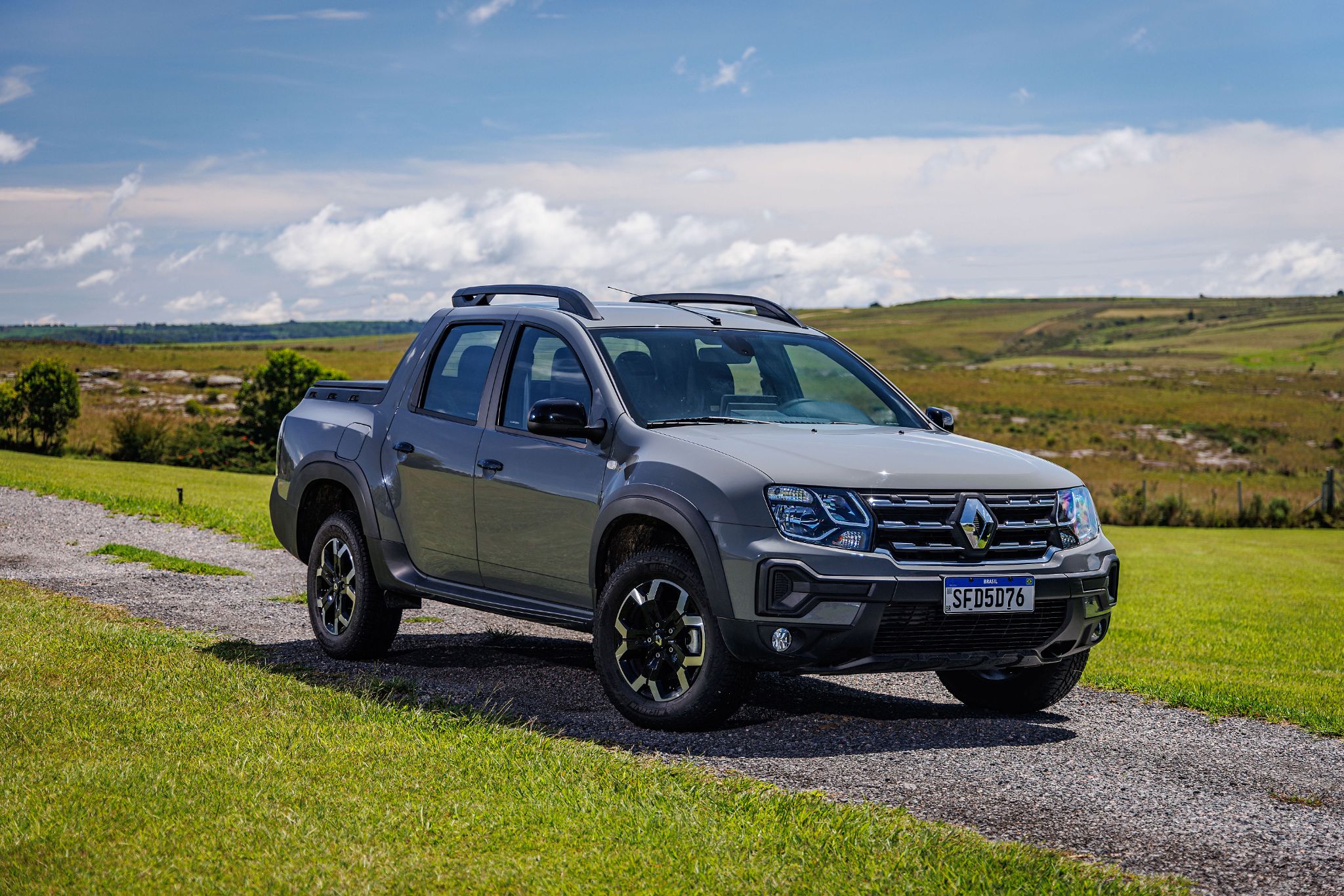 renault oroch iconic 1 6 cinza lune frente parada em estrada de cascalho