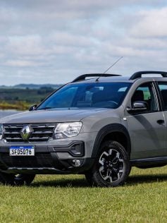 renault oroch iconic 1 6 cinza lune parado frente em gramado com lago ao fundo