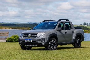 renault oroch iconic 1 6 cinza lune parado frente em gramado com lago ao fundo