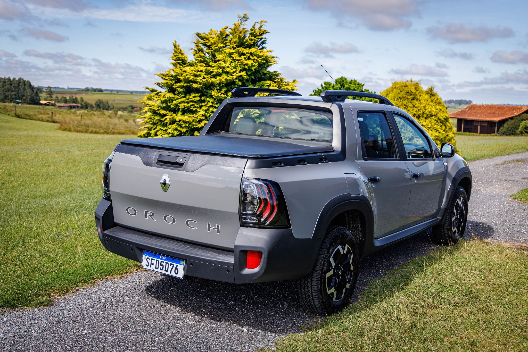 renault oroch iconic 1 6 cinza lune traseira parada em estrada de cascalho