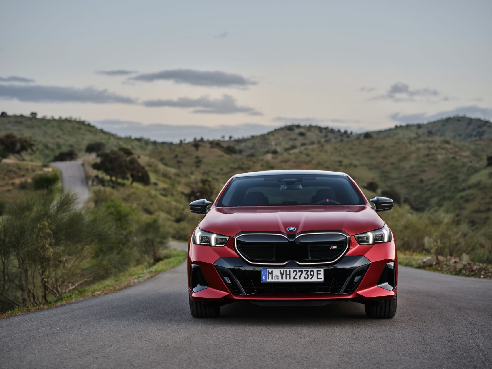 bmw i5 m60 xdrive vermelho dianteira parado