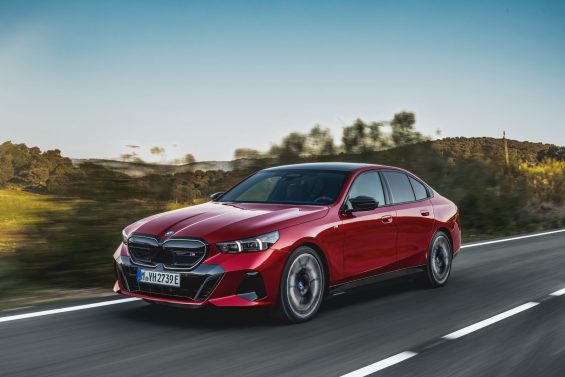 bmw i5 m60 xdrive vermelho frente em movimento rodovia