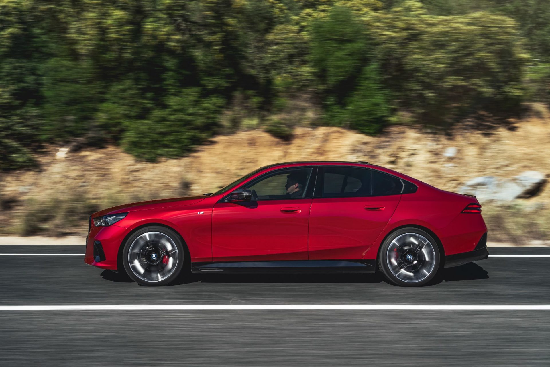 bmw i5 m60 xdrive vermelho lateral