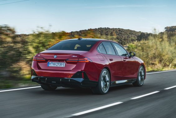 bmw i5 m60 xdrive vermelho traseira em movimento rodovia