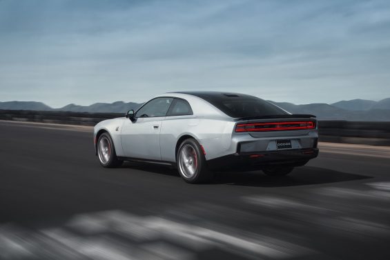 dodge charger daytona scat pack prata traseira em moviemnto