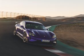 porsche taycan turbo gt weissach package roxo fazendo curva corkscrew em laguna seca