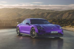 porsche taycan turbo gt weissach package roxo parado em laguna seca