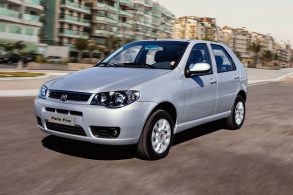 fiat palio fire 5 portas prata 2015 frene em movimento