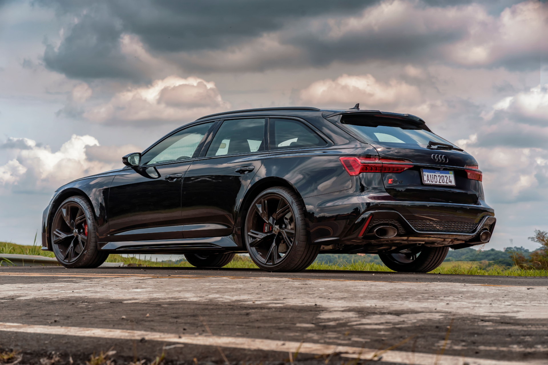 audi rs6 avant performance 2024 preto traseira parado estrada